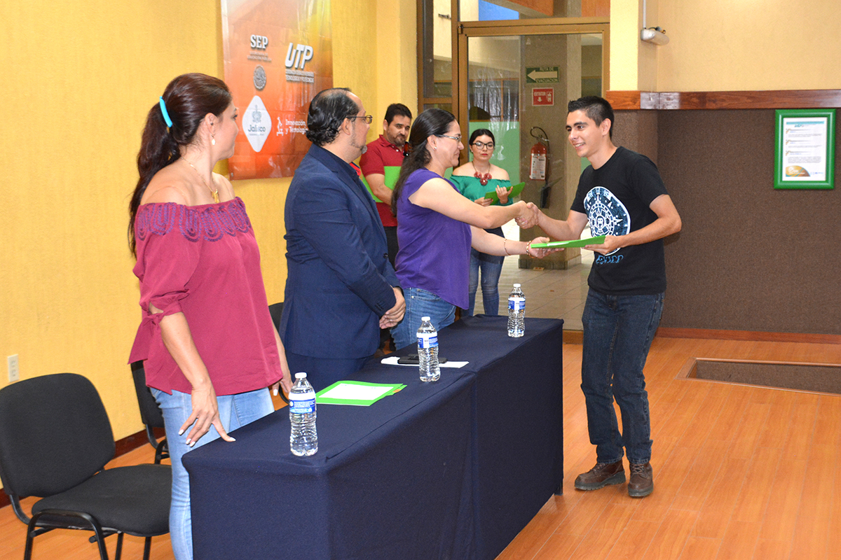 Entrega de reconocimientos a alumnos destacados