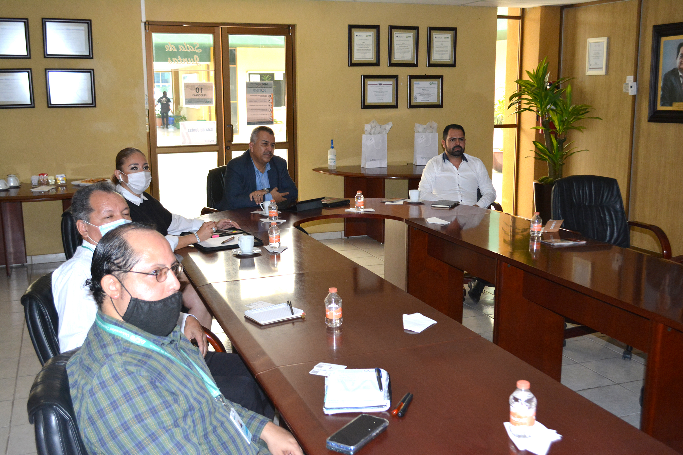 Visita de integrantes de la Cámara Regional de la industria del Hule y Látex